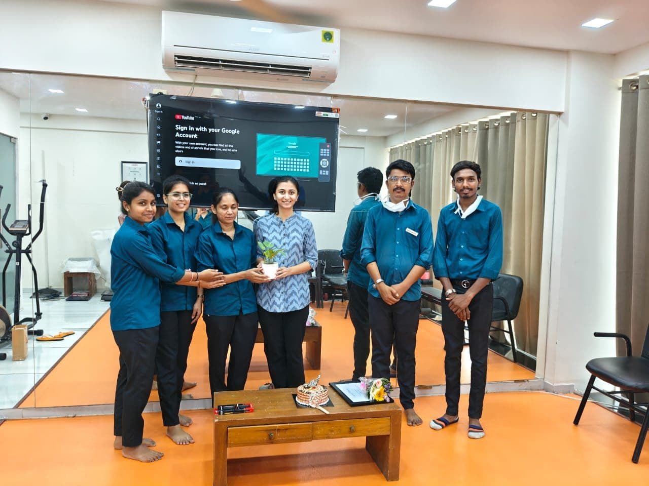 Dr. Neha Shukla presenting certificate — graduate 18